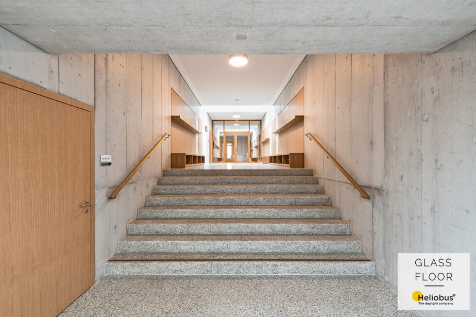 Fotografie světlíku který propouští do suterenních prostor školy dostatek světla pro bezpečnou chůzi po schodech